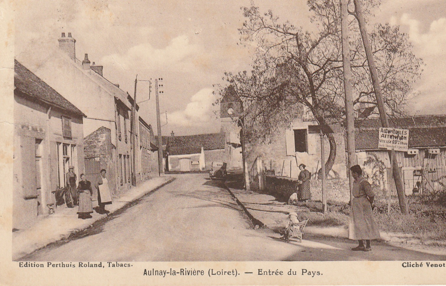 45 AULNAY-LA-RIVIERE. Entrée du Pays bien animée 1918