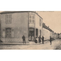 77 AMPONVILLE. Animation devant la Boulangerie sur la Grande-Rue 1913