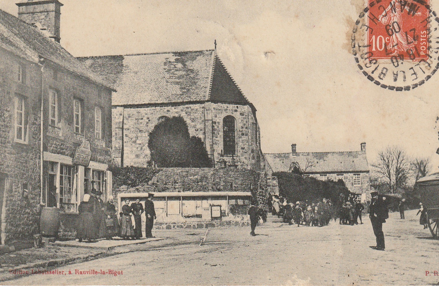 50 RAUVILLE-LA-BIGOT. Café au Carrefour de l'Eglise 1909