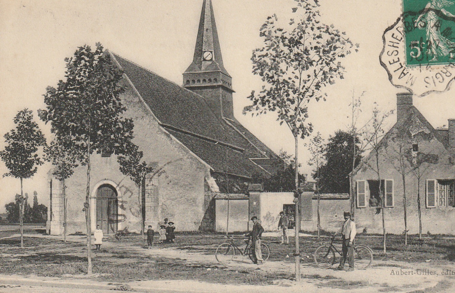 45 LORCY. Place de l'Eglise animée 1914