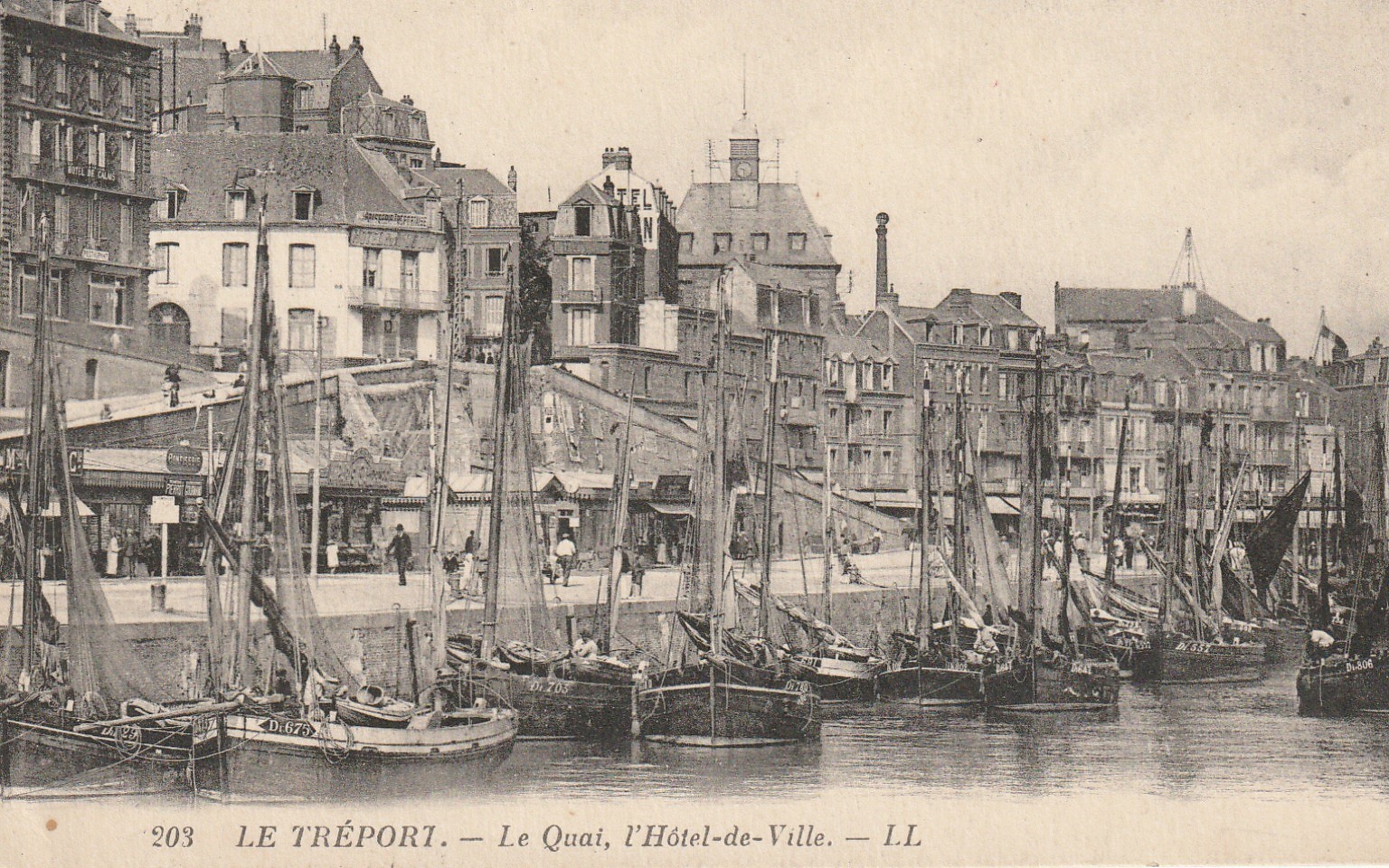 76 LE TREPORT. Hôtel de Ville avec bateaux de Pêcheur au Quai 1929