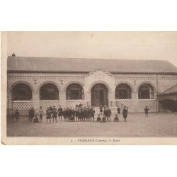 45 PUISEAUX. Nombreux enfants devant l'Ecole