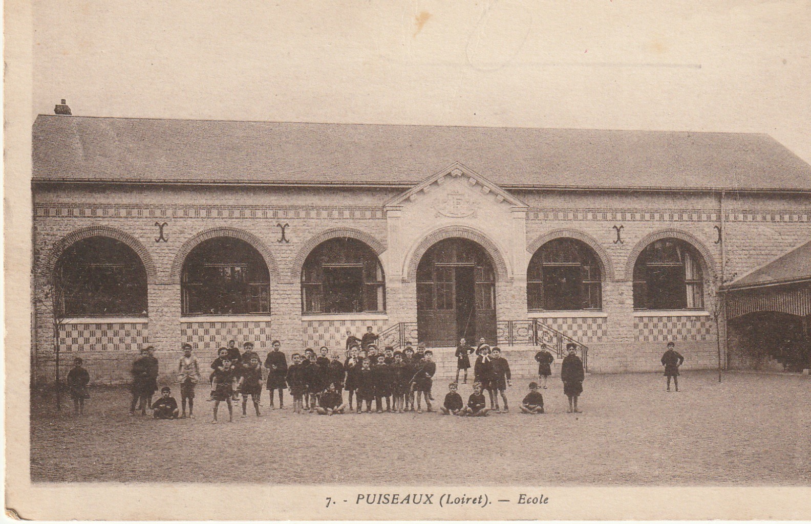 45 PUISEAUX. Nombreux enfants devant l'Ecole