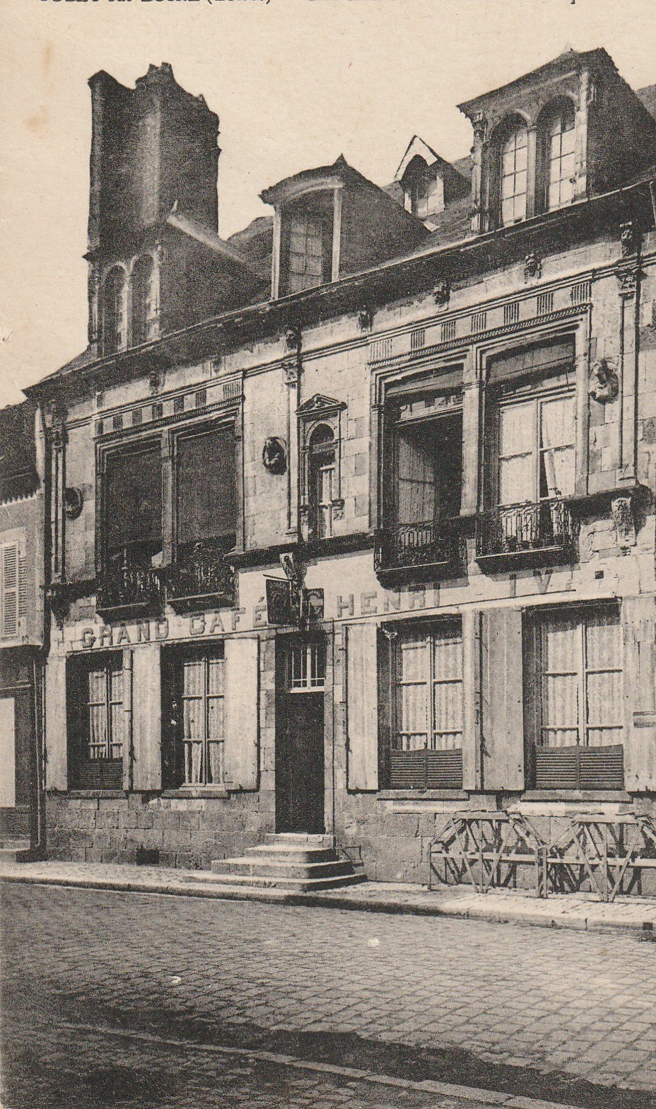 45 SULLY-SUR-LOIRE. Grand Café Henri IV