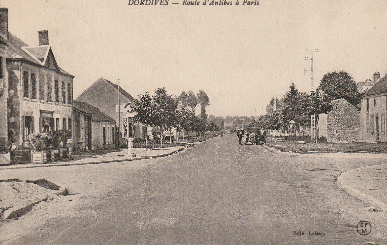 45 DORDIVES. Pompe à essence devant Café Auberge Route d'Antibes à Paris 1929