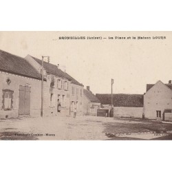 45 BROMEILLES. La Place et la Maison Lours