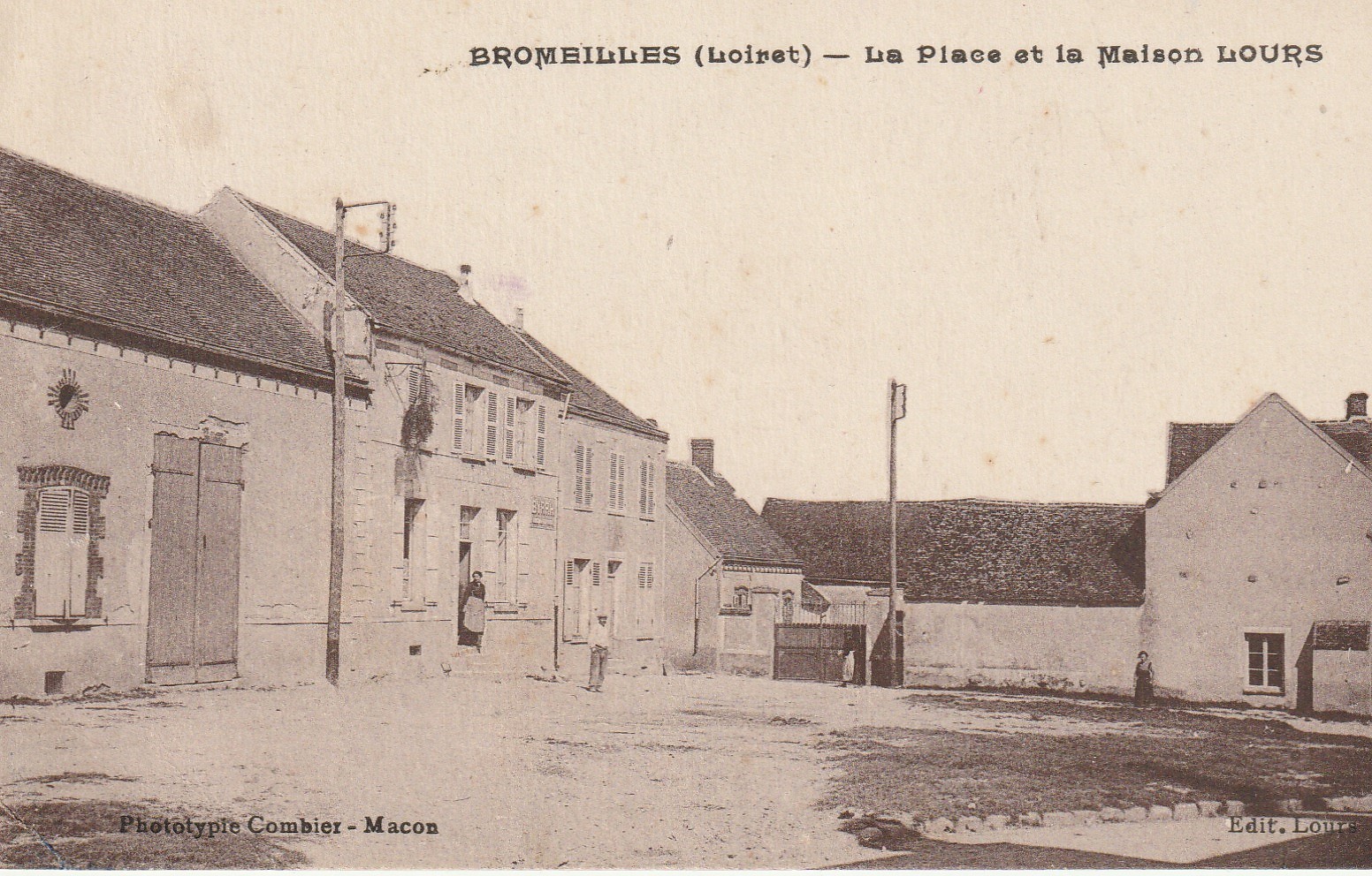 45 BROMEILLES. La Place et la Maison Lours