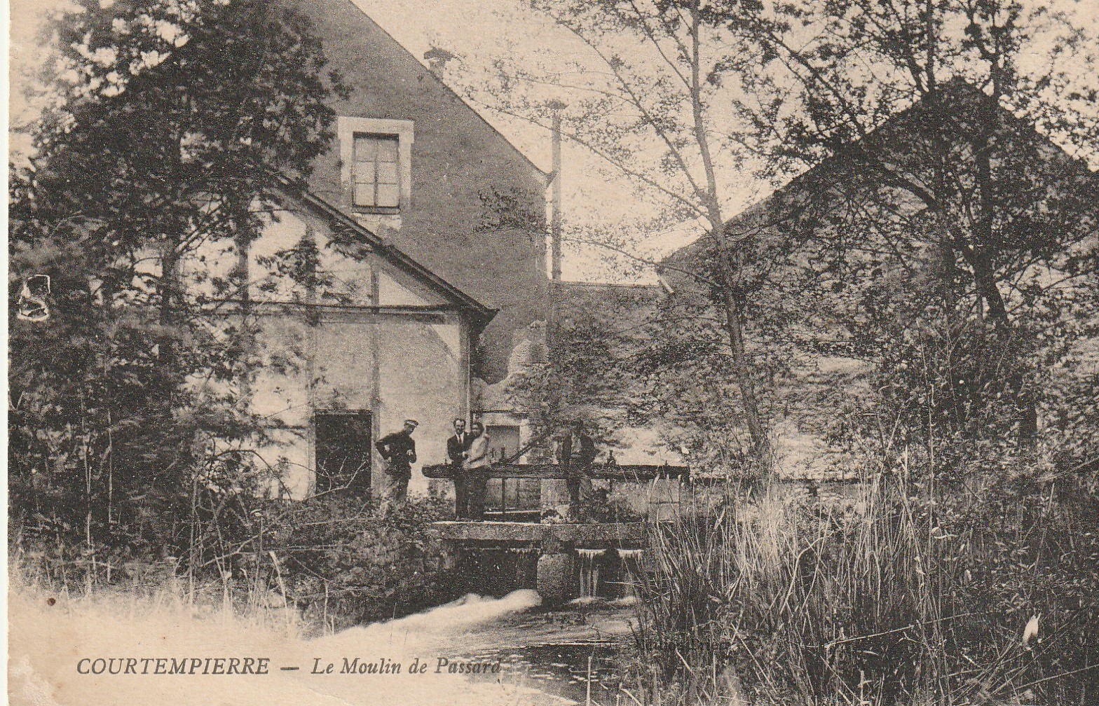 45 COURTEMPIERRE. Le Moulin de Passard avec personnages