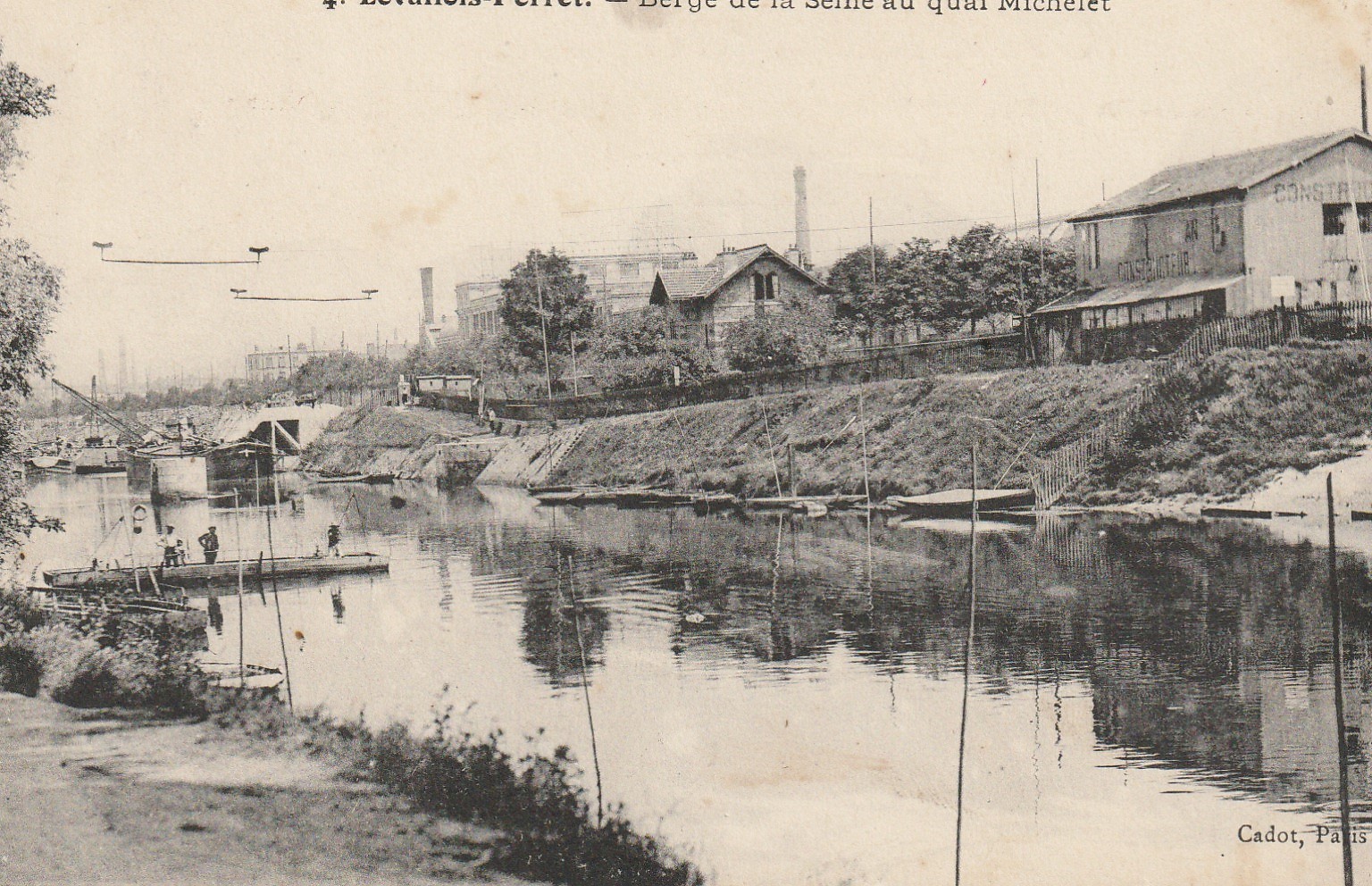 92 LEVALLOIS-PERRET. Berge de la Seine au Quai Michelet avec pêcheurs sur barge