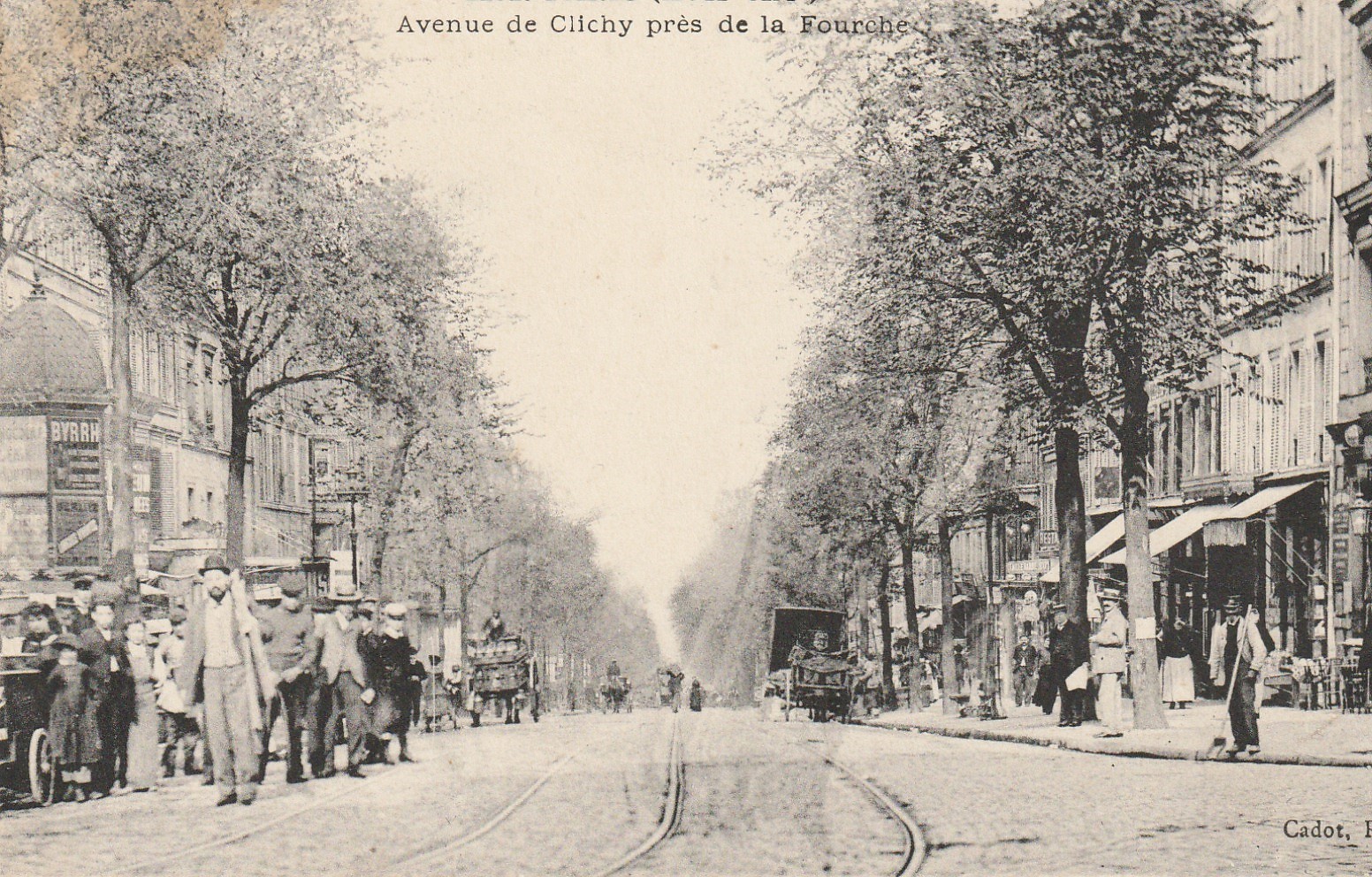 PARIS XVII° Avenue de Clichy près de la Fourche bien animée