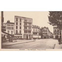 42 ROANNE. Magasin "Belle Jardinière" Rue Nationale Place d'Armes