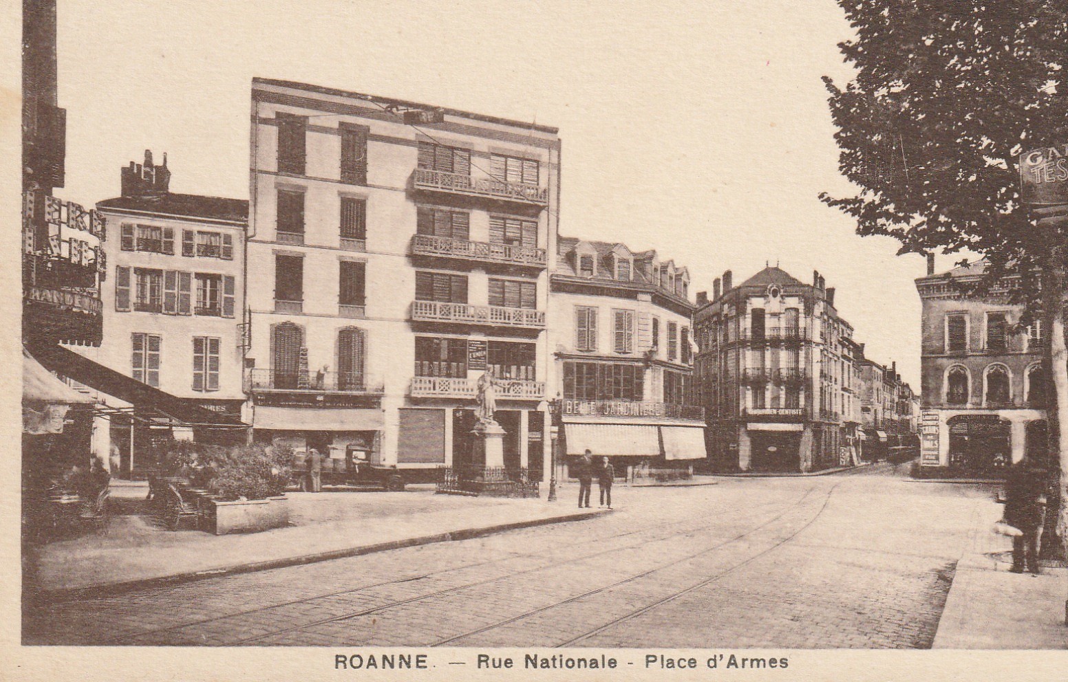 42 ROANNE. Magasin "Belle Jardinière" Rue Nationale Place d'Armes