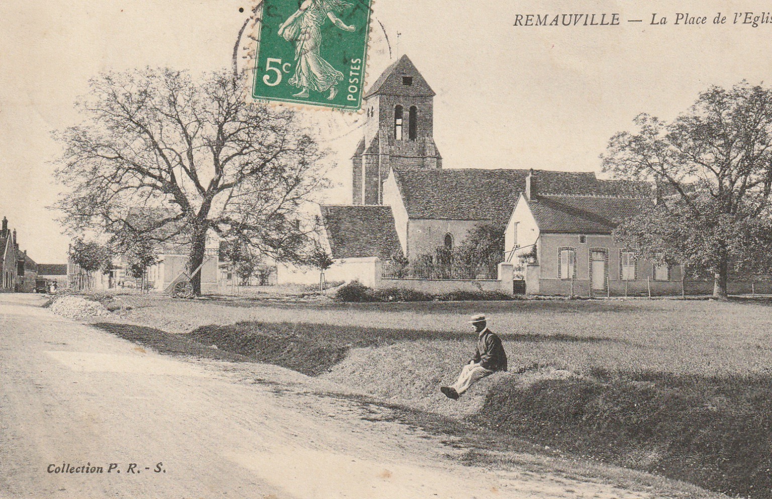 77 REMAUVILLE. La Place de l'Eglise avec personnage assis vers 1910