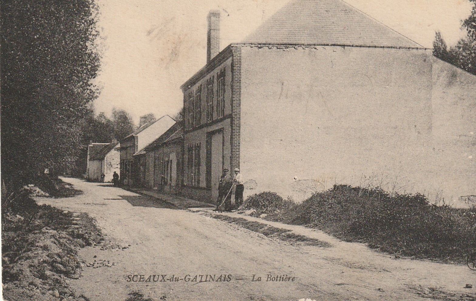 45 SCEAUX-DU-GATINAIS. La Bottière rue Principale petite animation
