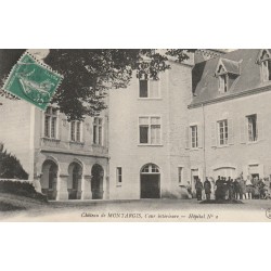 45 MONTARGIS. Cour du Château transformée en Hôpital militaire 1916