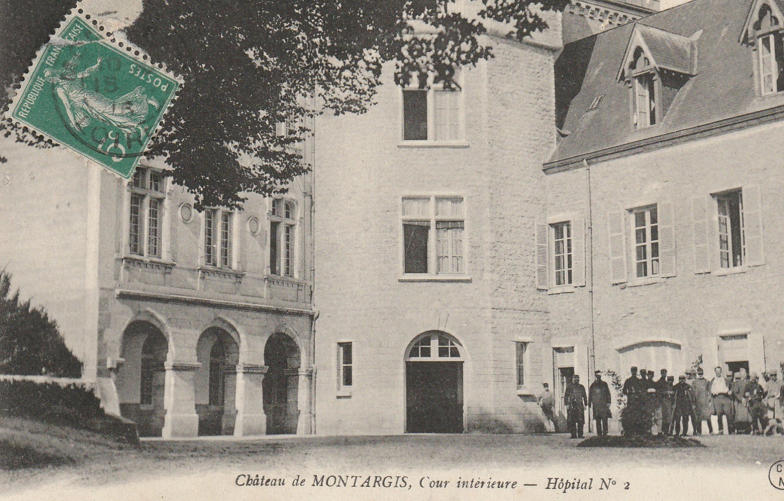 45 MONTARGIS. Cour du Château transformée en Hôpital militaire 1916