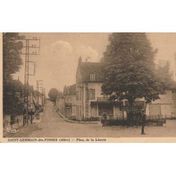 03 SAINT-GERMAIN-DES-FOSSES. Place de la Liberté avec Gendarme 1943