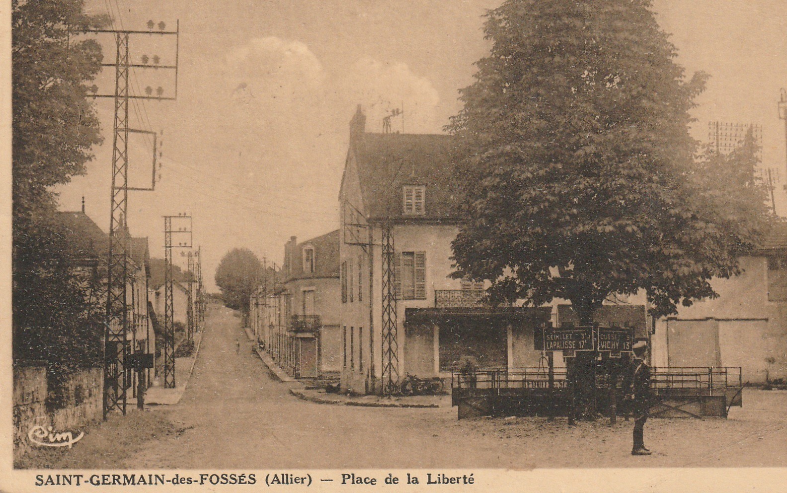 03 SAINT-GERMAIN-DES-FOSSES. Place de la Liberté avec Gendarme 1943