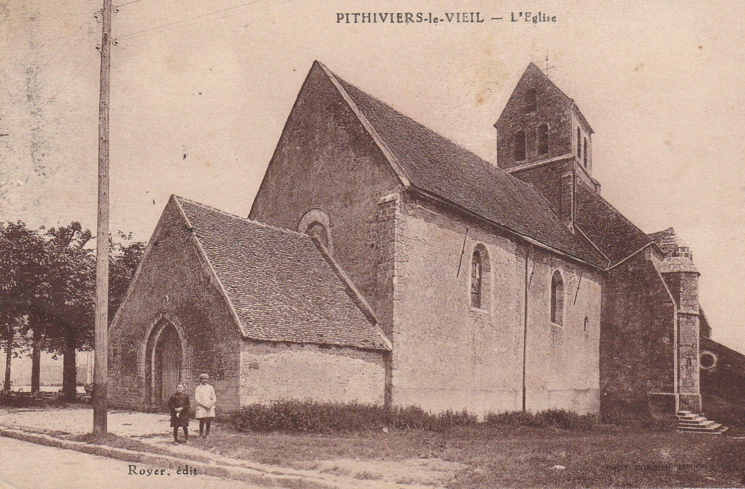 45 PITHIVIERS-LE-VIEIL. Enfants devant l'Eglise 1946
