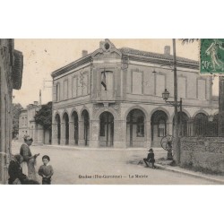 31 ONDES. La Mairie avec Fontaine à manivelle 1922