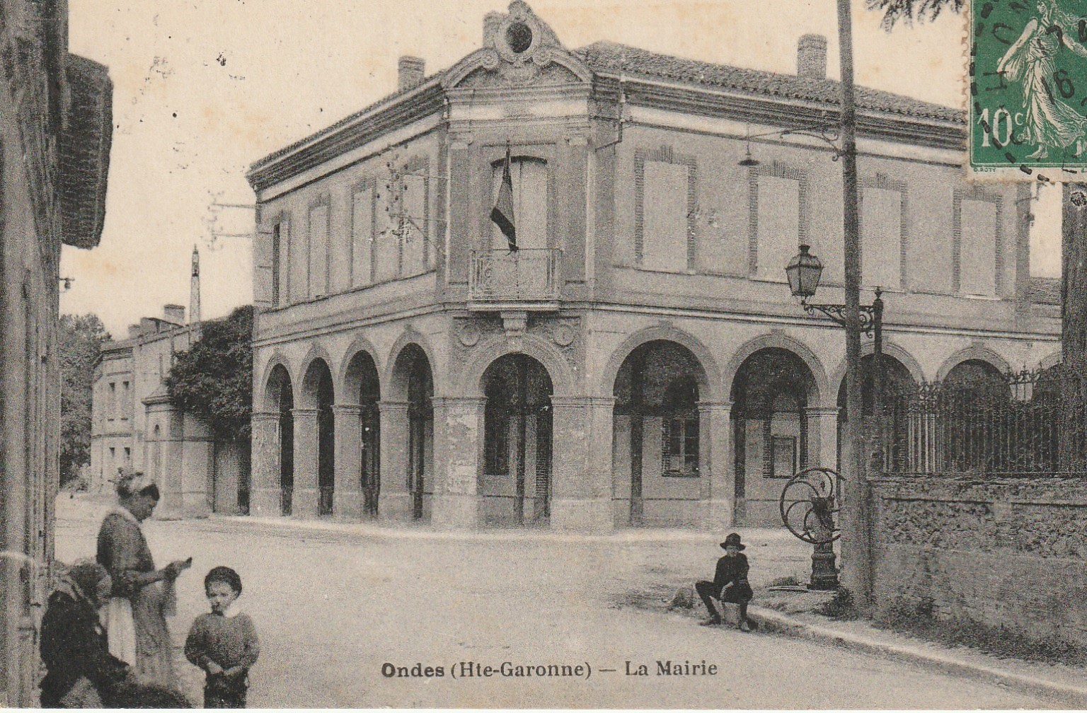 31 ONDES. La Mairie avec Fontaine à manivelle 1922