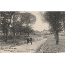 17 LE CHATEAU Ile d'Oléron. Entrée de la Citadelle avec promeneurs 1930