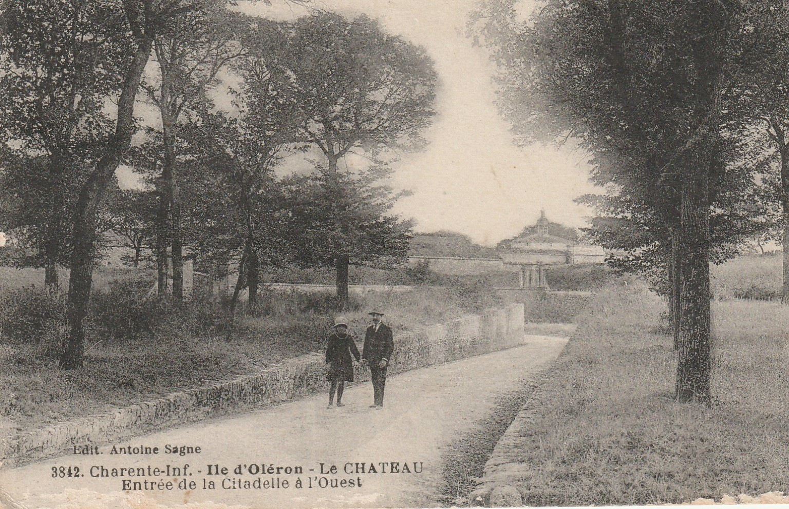 17 LE CHATEAU Ile d'Oléron. Entrée de la Citadelle avec promeneurs 1930