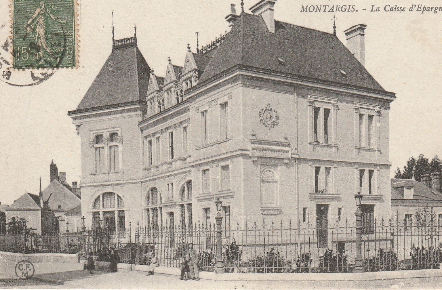 45 MONTARGIS. La Caisse d'Epargne avec petite animation 1918