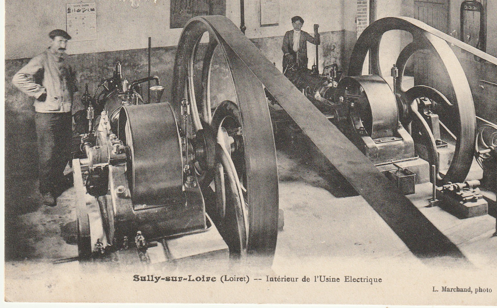 45 SULLY-SUR-LOIRE. Intérieur Usine Electrique gros plan sur les machines Deux ouvriers dont un enfant 1917