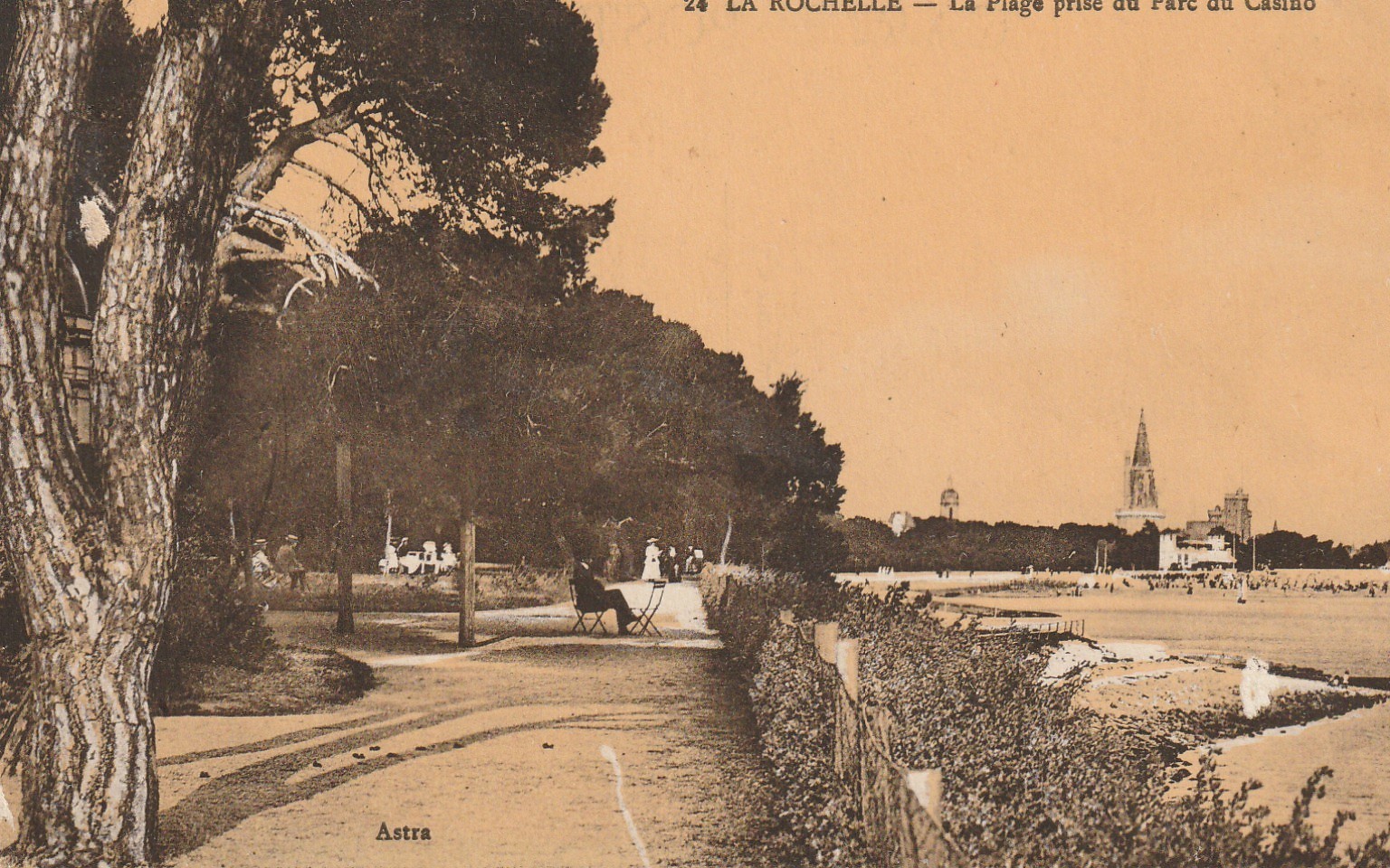 17 LA ROCHELLE. La Plage prise du Parc du Casino 1930