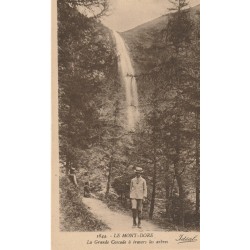 63 LE MONT-DORE. La Grande Cascade à travers les arbres