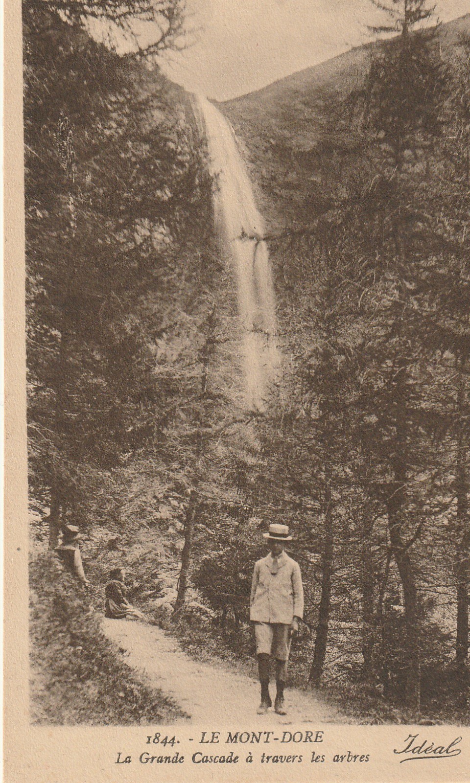 63 LE MONT-DORE. La Grande Cascade à travers les arbres