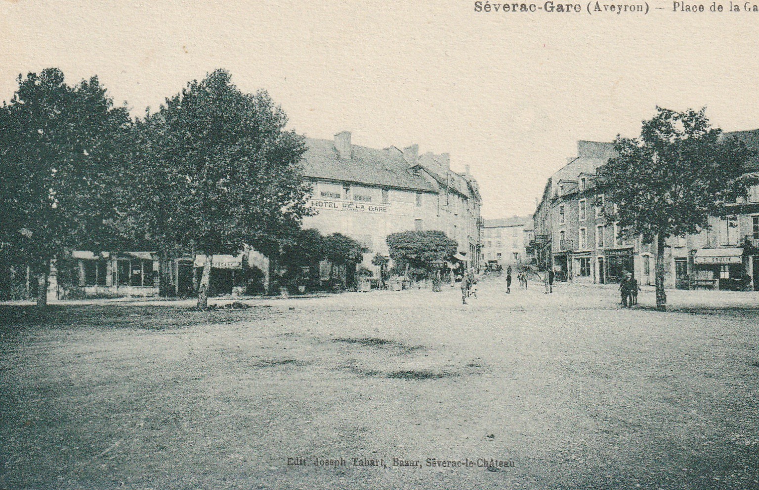 12 SEVERAC-GARE. Hôtel et Cafés Place de la Gare