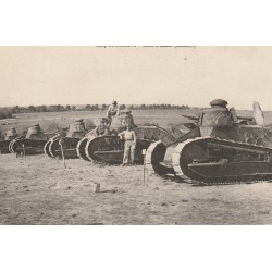 Militaires 10 CAMP DE MAILLY. Chars d'assaut Renault