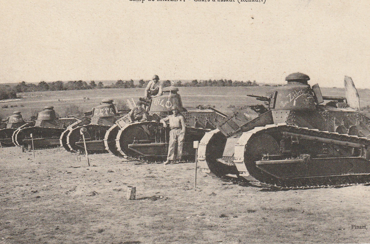 Militaires 10 CAMP DE MAILLY. Chars d'assaut Renault