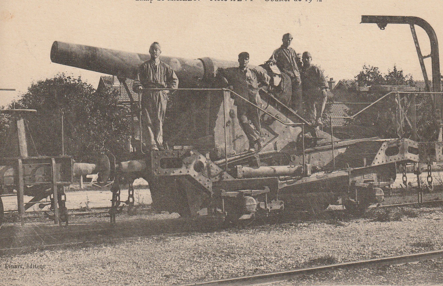 Militaires 10 CAMP DE MAILLY. Obusier de 19% pièce ALVF