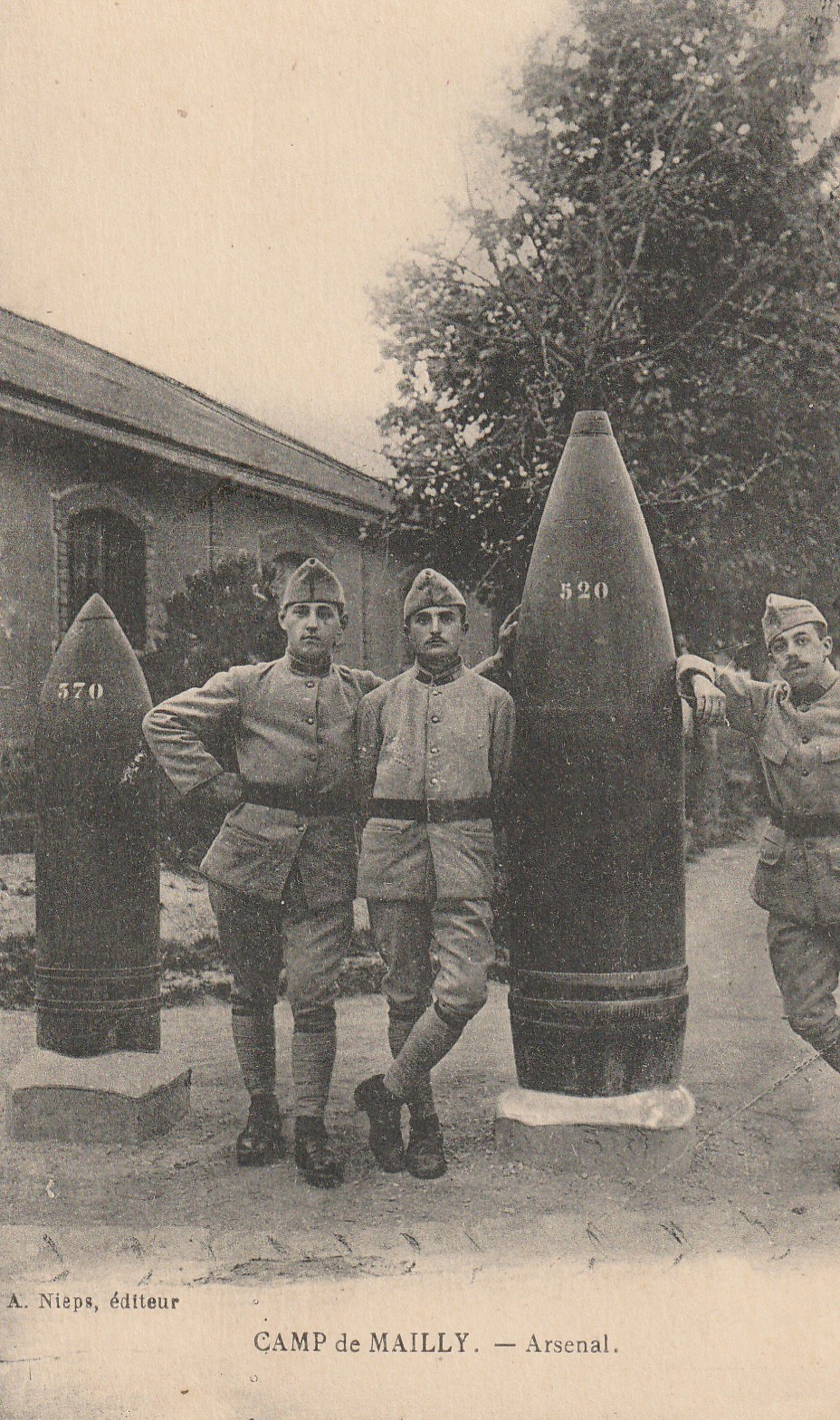 Militaires 10 CAMP DE MAILLY. Arsenal avec gros Obus