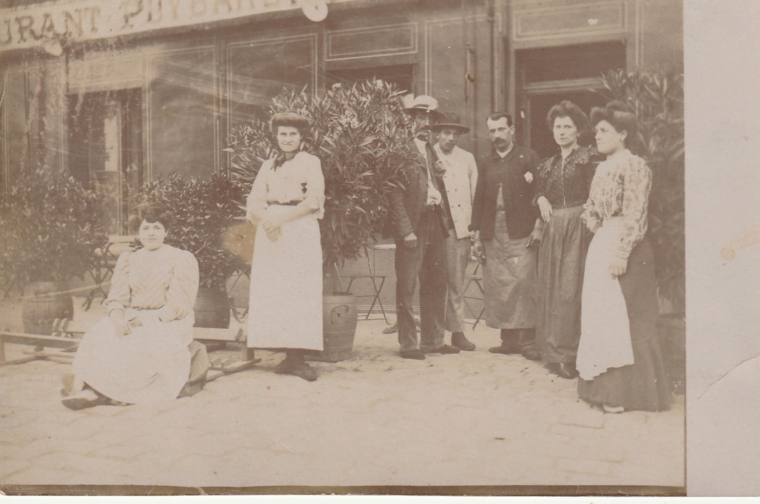 Photo cpa lieu à identifier . Personnel et clients du Restaurant Puybaret... peut-être dans le Loiret