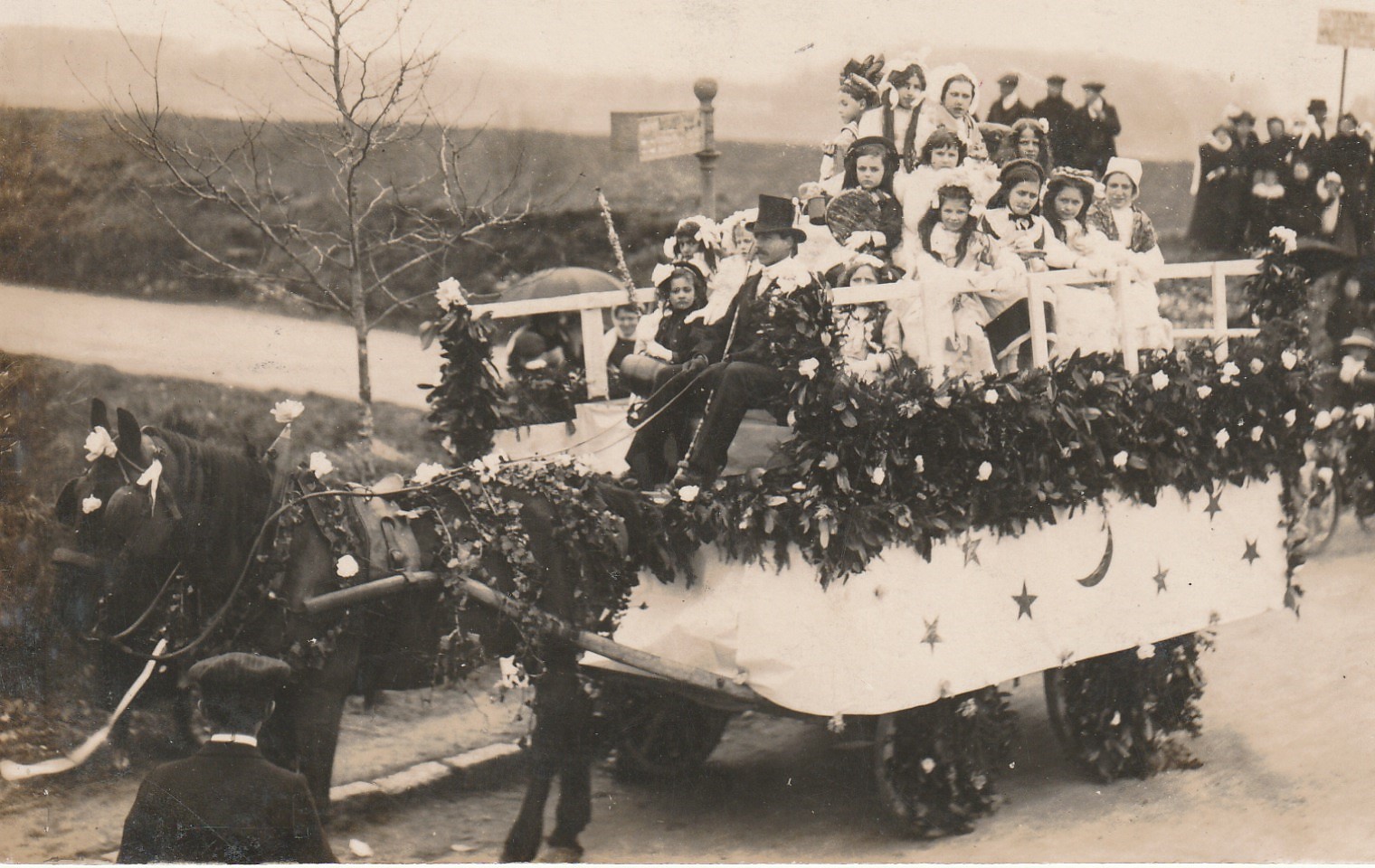 Photo cpa lieu à identifier. Défilé Char fleuri avec jeunes filles peut-être dans le 77 ?...