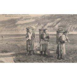 METIERS. En Normandie, Pêcheuses de moules revenant de la pêche 1916