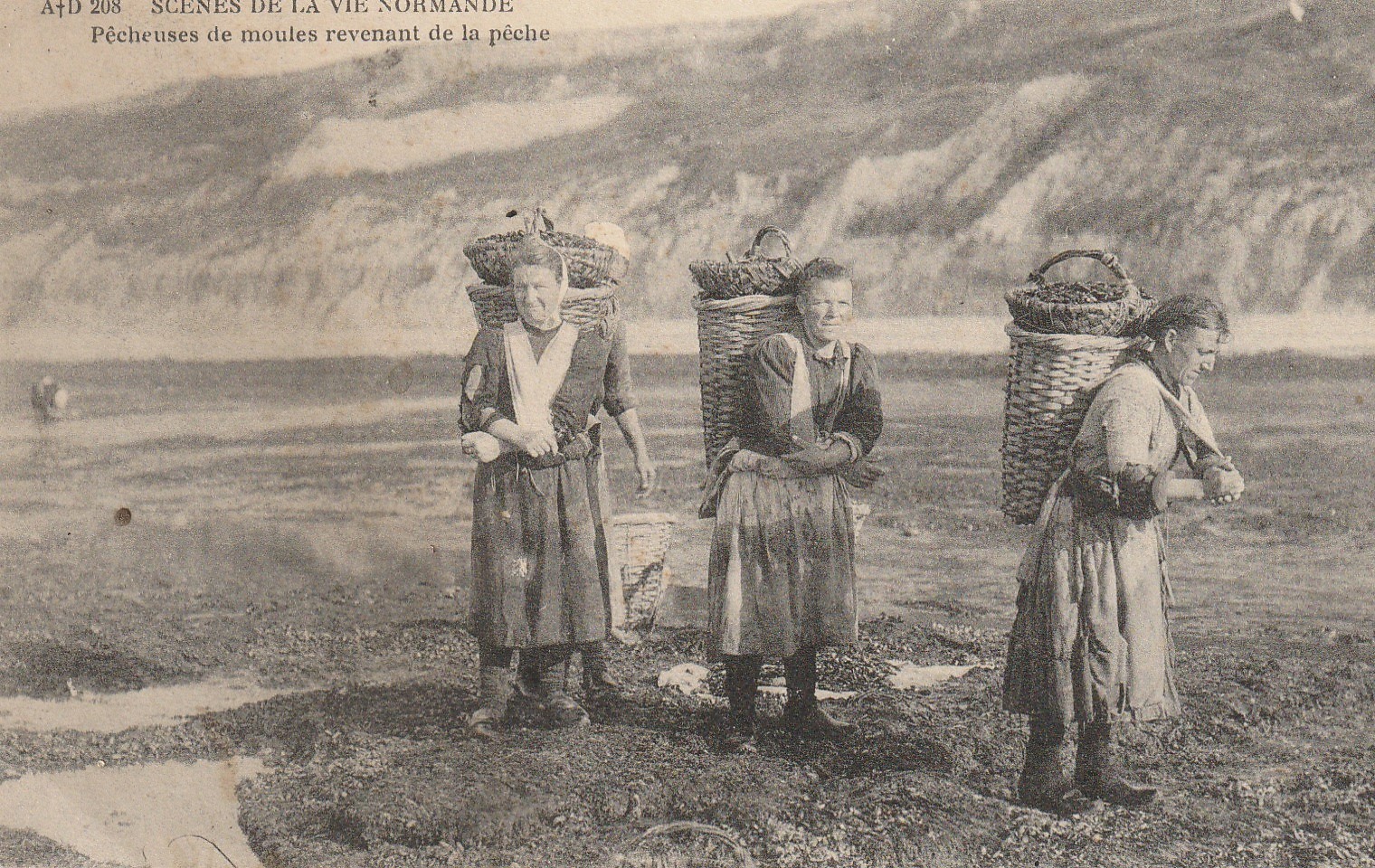 METIERS. En Normandie, Pêcheuses de moules revenant de la pêche 1916