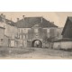 39 ORGELET. Le Vieux Portail 1912 lointaine animation