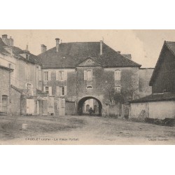 39 ORGELET. Le Vieux Portail 1912 lointaine animation