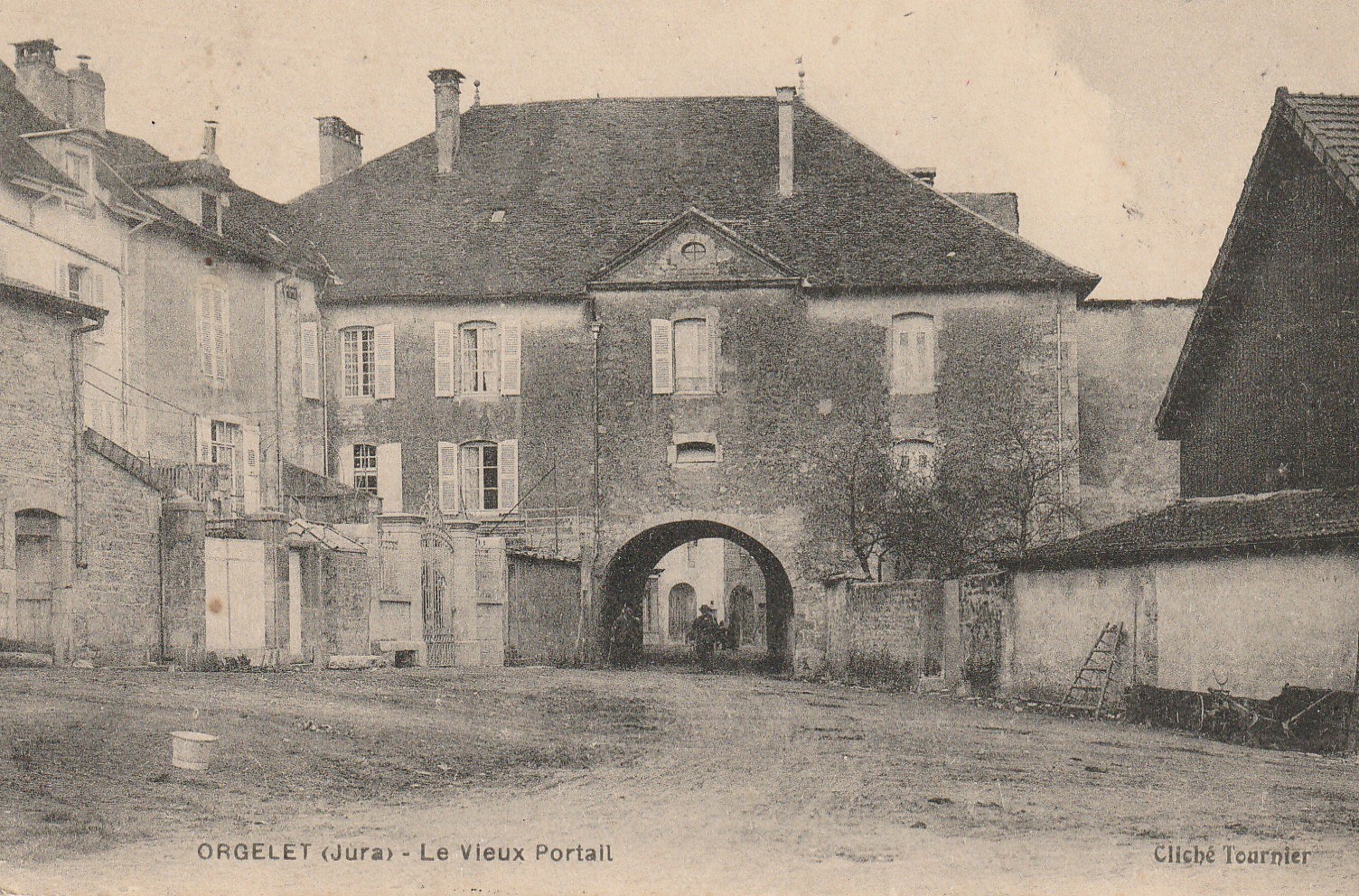 39 ORGELET. Le Vieux Portail 1912 lointaine animation