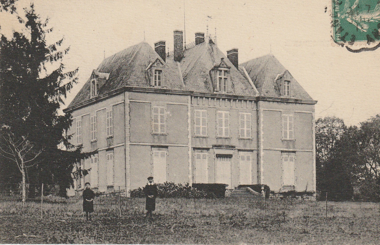 58 SOUGY. Château de Fontas avec écoliers 1916