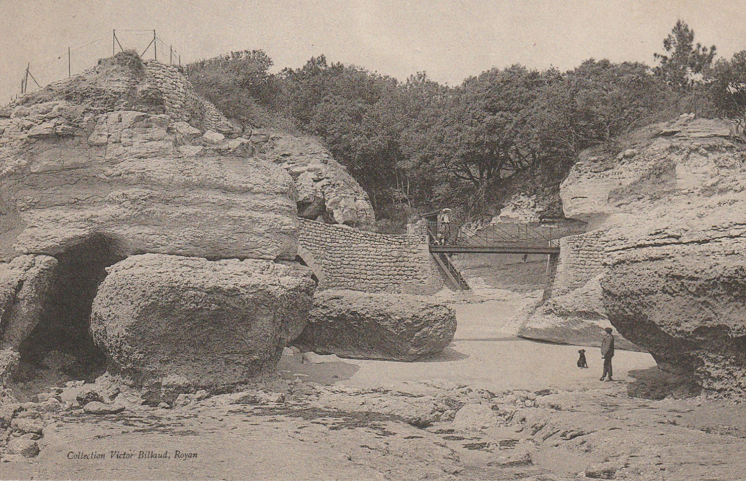17 AU BUREAU environs de Royan. Pont de la Corniche petite animation