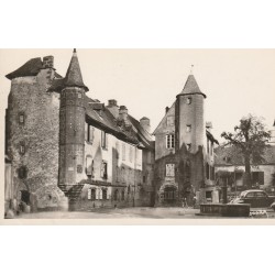 15 SALERS. La Grande Place avec voiture ancienne.