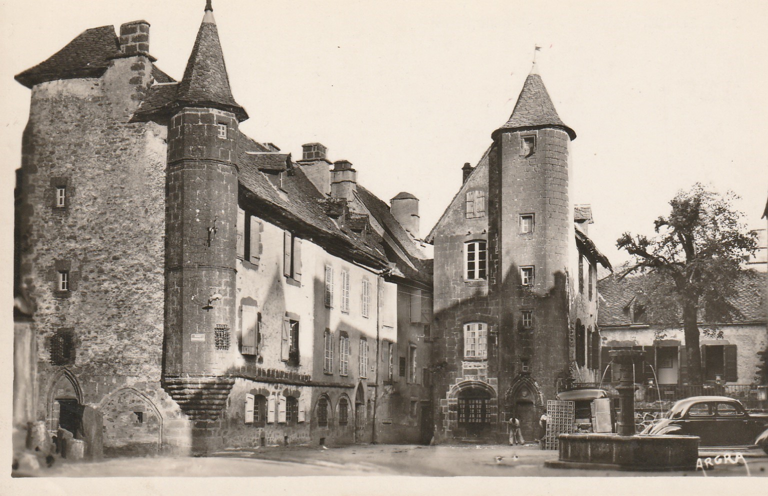 15 SALERS. La Grande Place avec voiture ancienne.