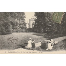78 RAMBOUILLET. Le Parc et la Tour François Ier, enfants avec ombrelles 1917