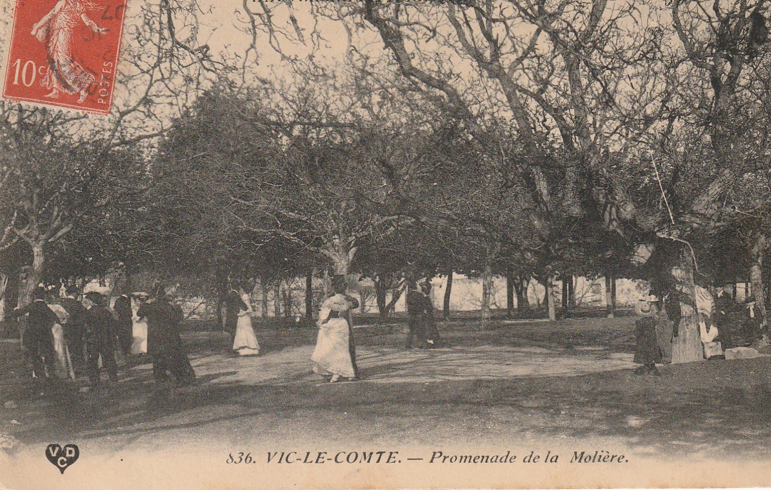 63 VIC-LE-COMTE. Promenade de la Molière bien animée 1907